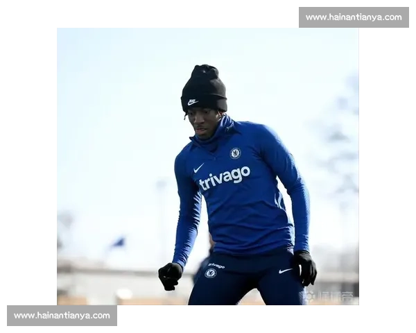 马杜埃凯 GQ 大片曝光！切尔西边锋化身巴黎世家型男